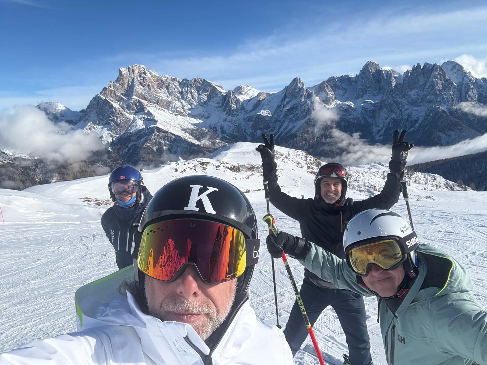 Quattro sciatori del Campo in selfie, le Pale di San Martino dietro