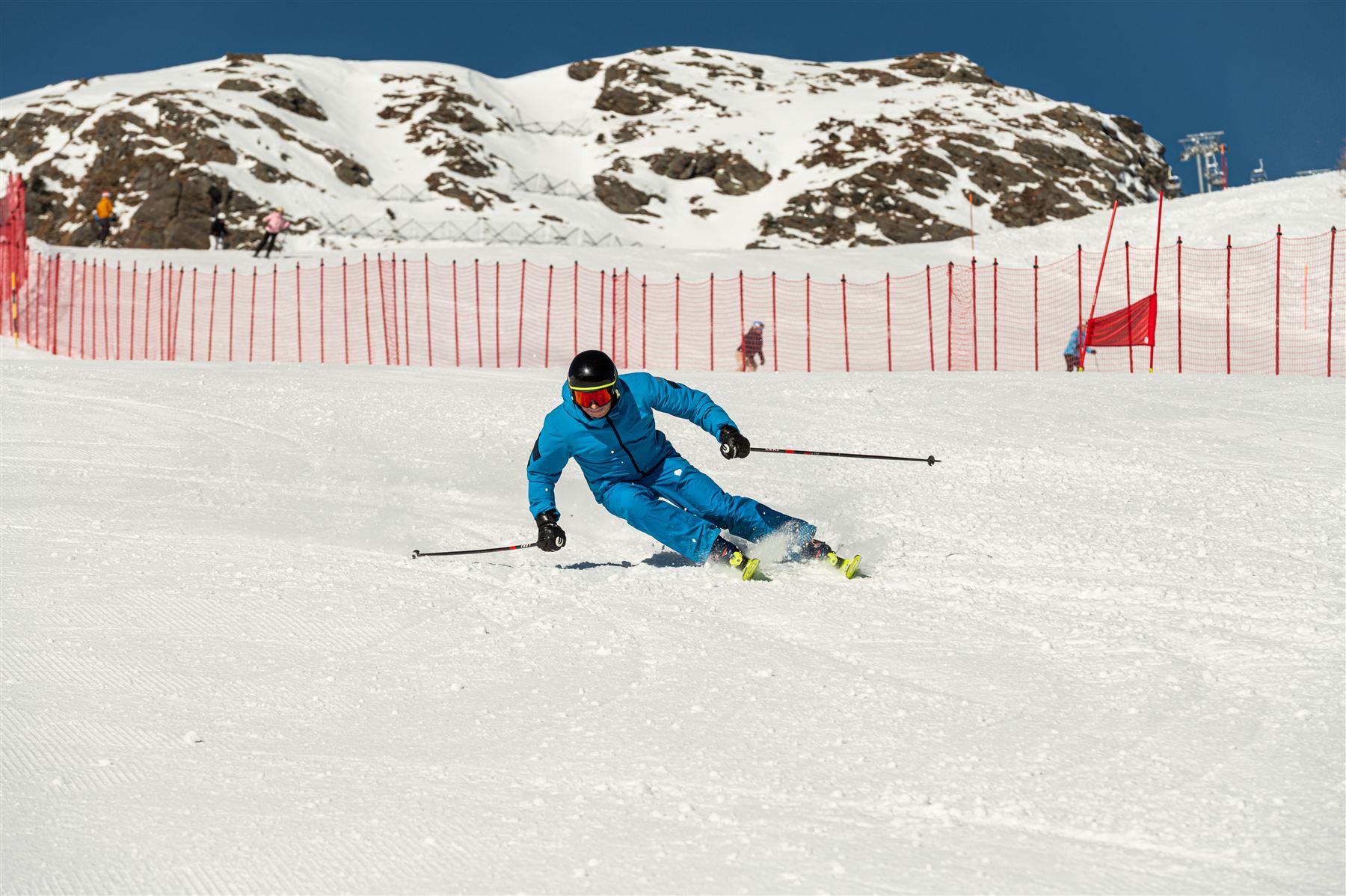 Sciatore in piega dentro la rete rossa della Cigolera